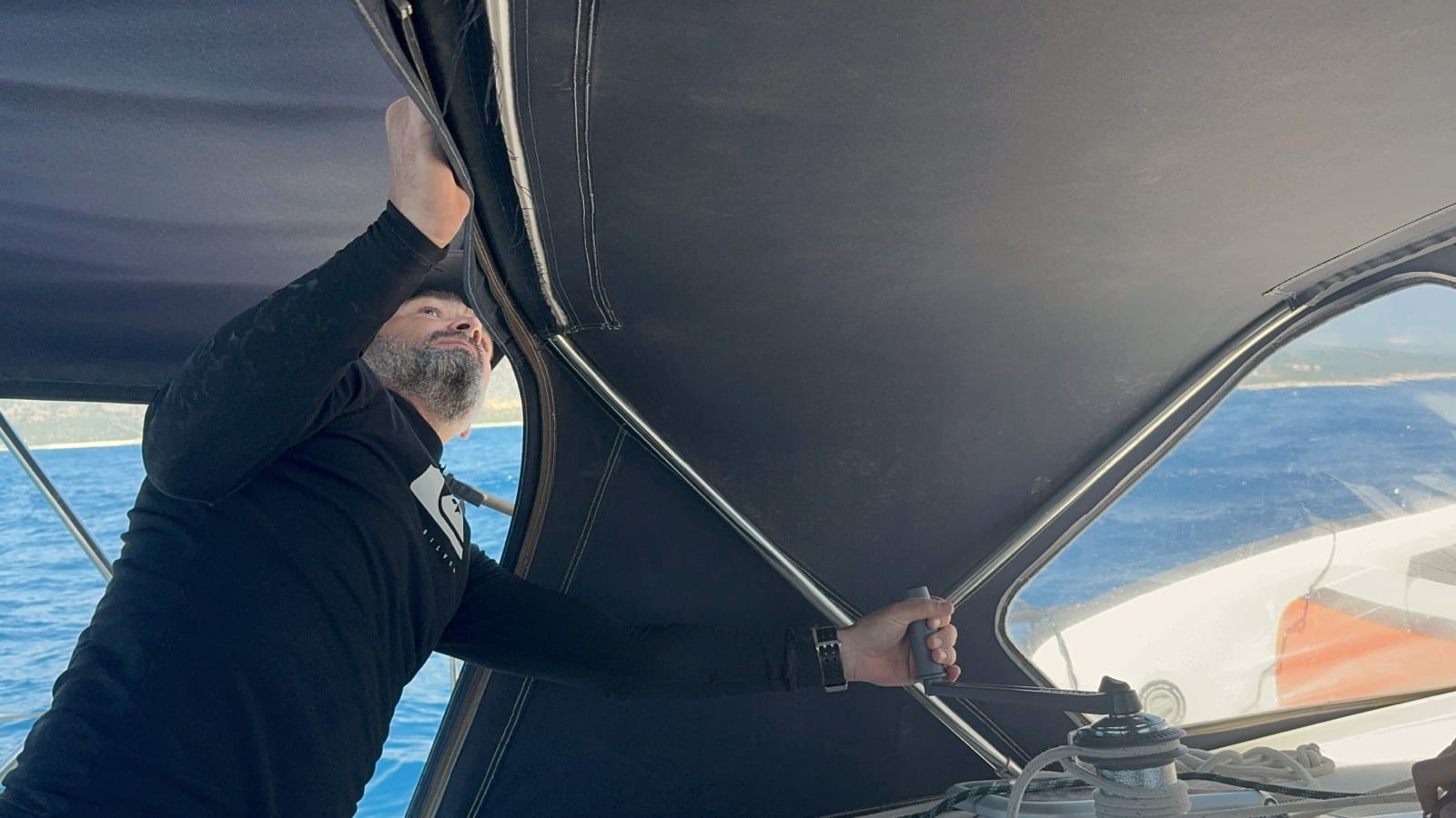 Капитан Алексей работает с парусами на переходе — яхта Bavaria Cruiser 38 в заливе Хисарёню, Турция