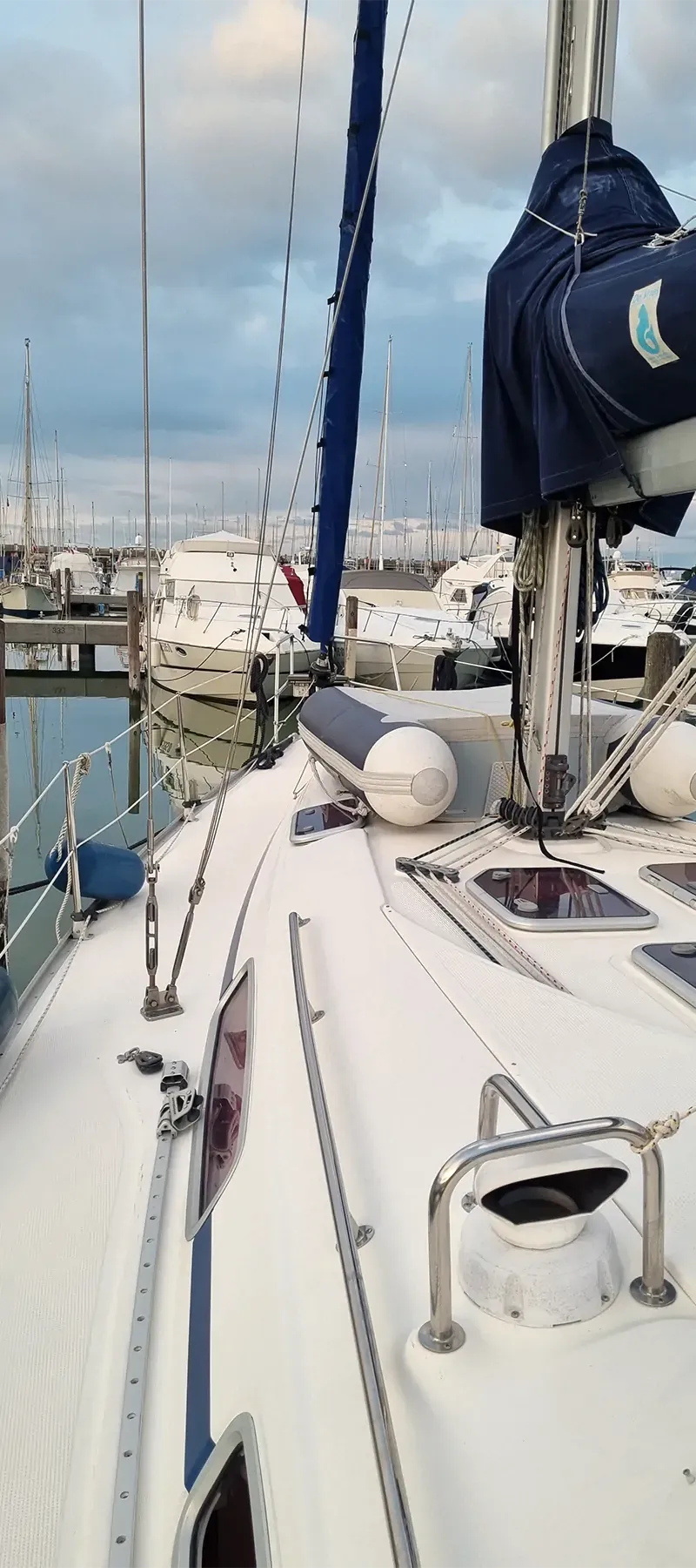 Носовая палуба яхты Bavaria Cruiser 38