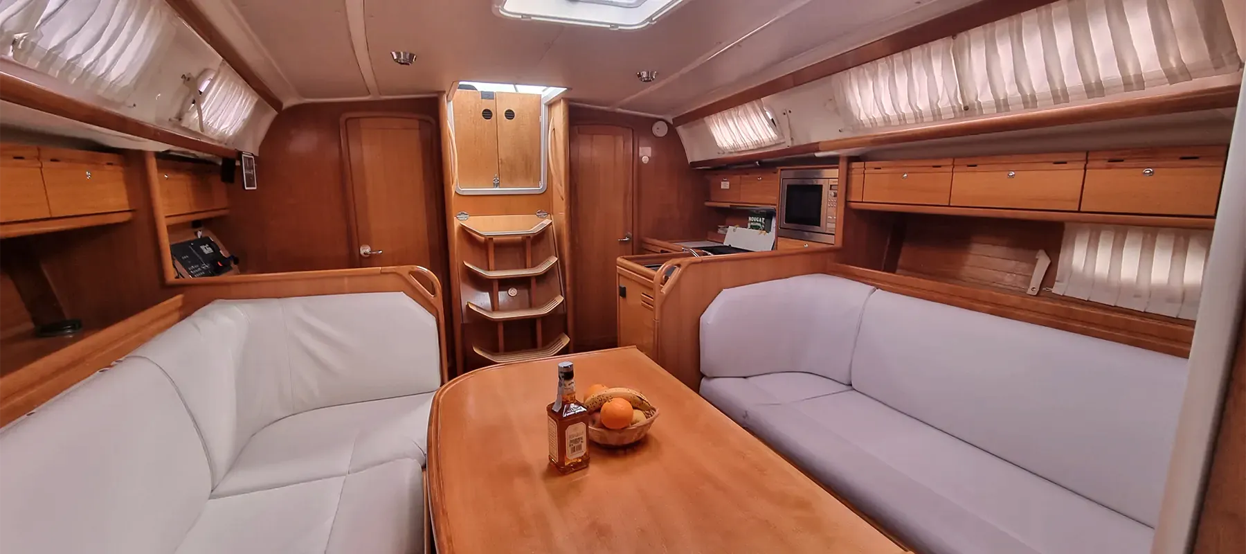 Кают-компания (салон) яхты Bavaria Cruiser 38 — два дивана и стол
